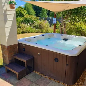  Holiday home Lions Lodge: Great Location With Hot Tub